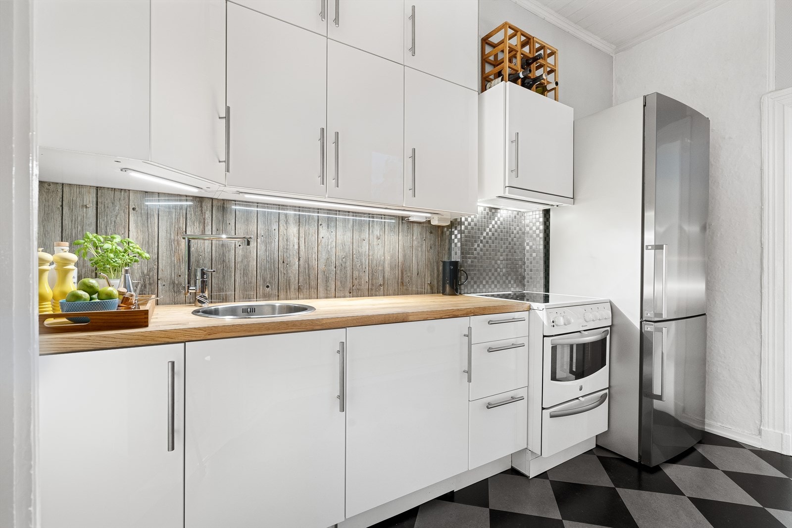 Stort kjøkken med glatte og pene fronter fra IKEA Galleribilde