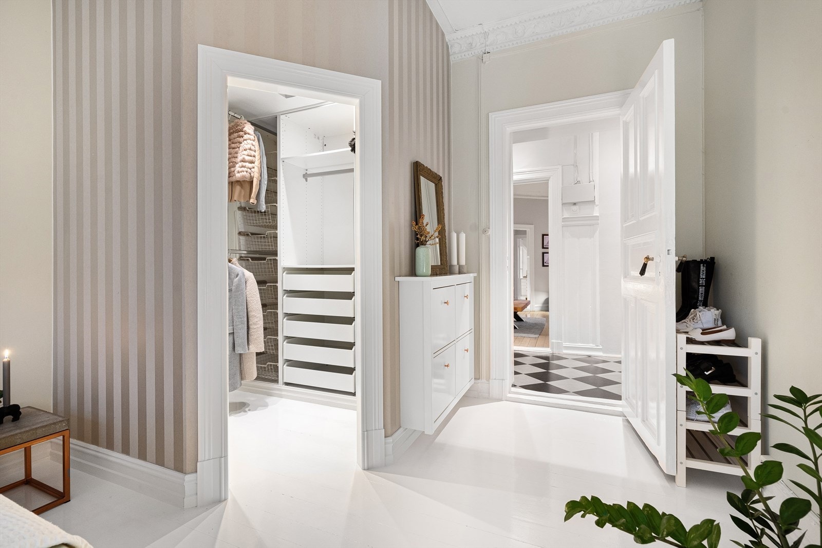 Rommet har også et praktisk walk-in closet Galleribilde