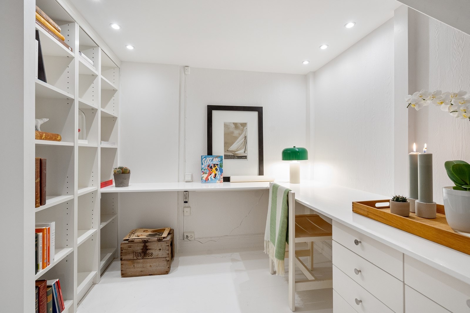 Soverom 2, smarte plassbygde løsninger som hyller, skrivepult og kommode Galleribilde