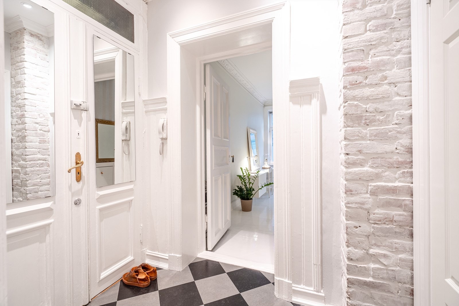 Innbydende og sjarmerende entré med rustikk sjarm og nydelige brystninger. Her finner man boligens callinganlegg Galleribilde