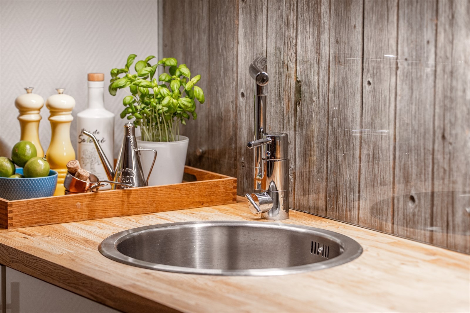 Heltre benkeplate som har overliggende oppvaskkum med etgreps blandebatteri fra FM Mattsson Galleribilde