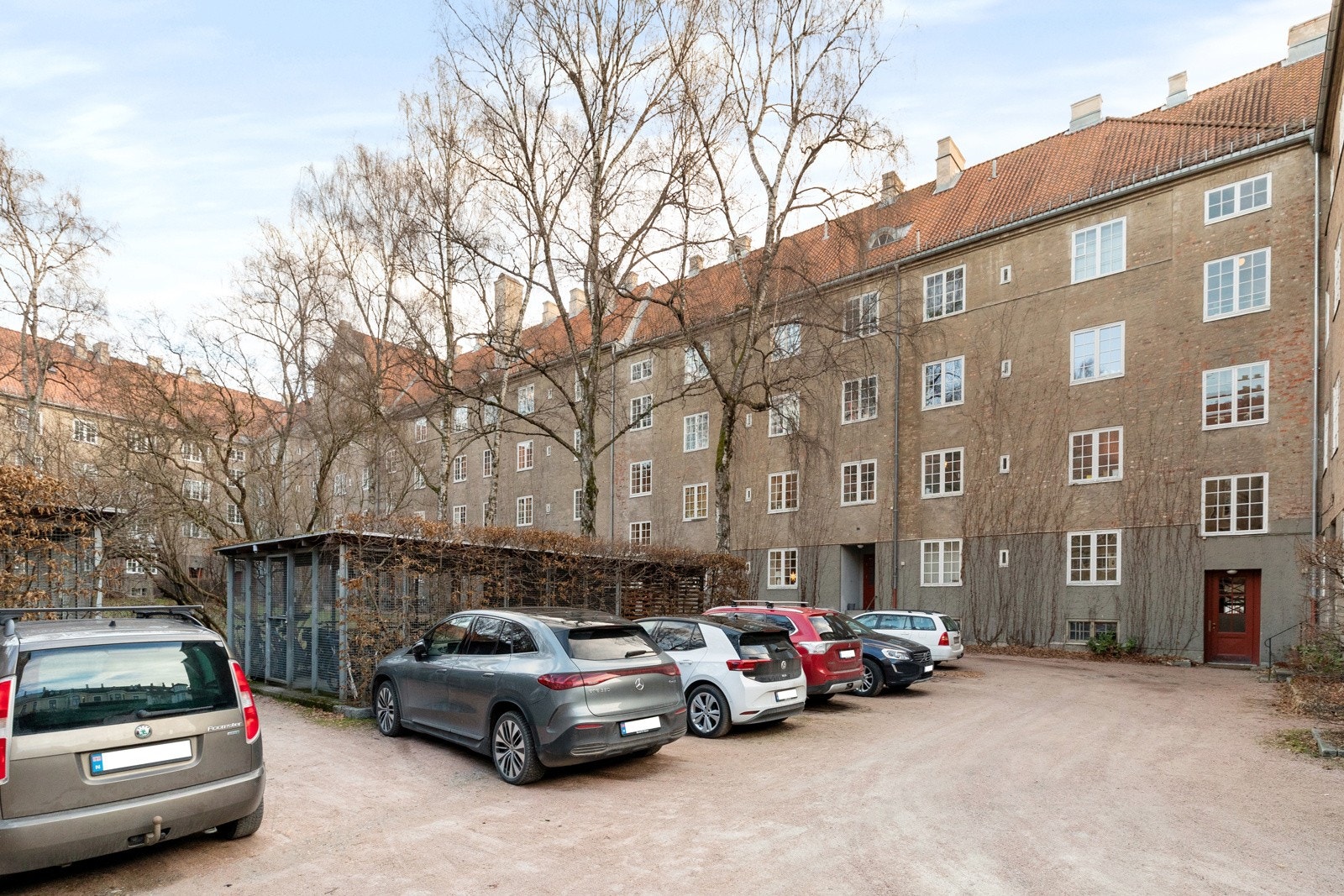 Muligheter for parkering i bakgård, i tillegg til god kapasitet på beboerparkering Galleribilde