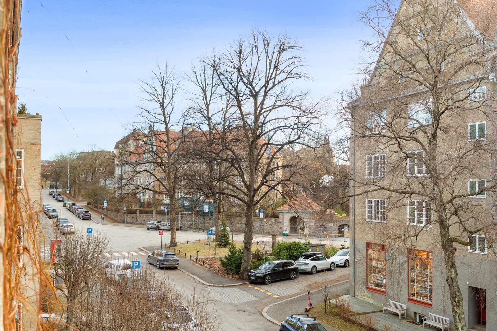 Utsyn over Jessenløkken fra stue / kjøkken Galleribilde