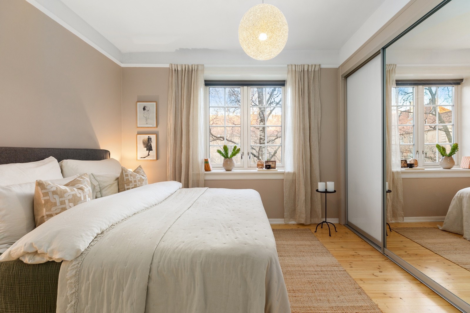 Hovedsoverom med skyvedørsgarderobe langs hele veggen Galleribilde