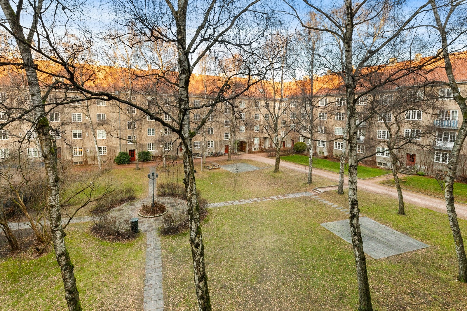 Begge soverommene vender mot den frodige bakgården Galleribilde