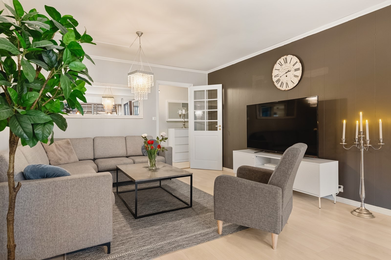 Laminatgulv fra 2020 og automatsikringer fra 2024 Galleribilde