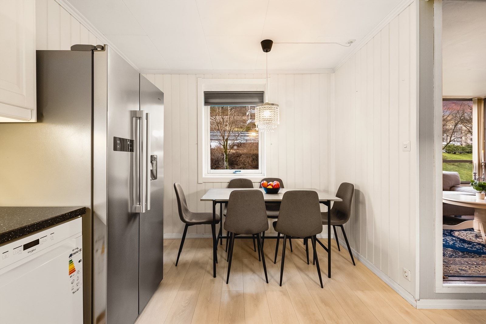 Plass til et mindre spisebord blir kjøkkenet et trivelig samlingssted for hverdagslige måltider Galleribilde