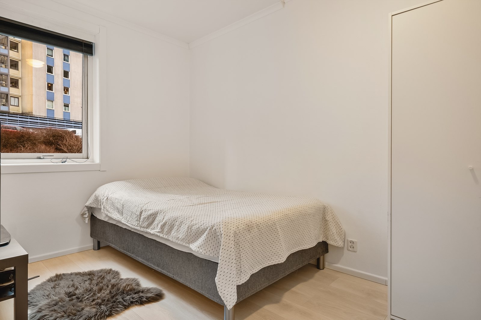 Hovedsoverommet har god plass til dobbeltseng og et eget walk-in closet for optimal garderobeløsning Galleribilde