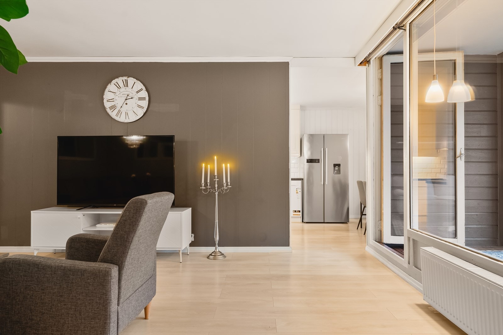 Fra stuen har du utgang til en innglasset veranda - en lun og skjermet uteplass som kan brukes året rundt, ideell for avslapning selv på gråværsdager Galleribilde