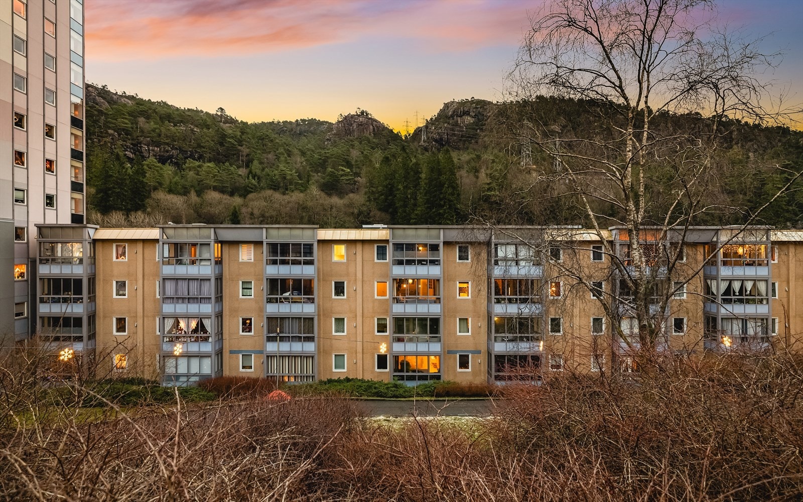 Boligen har en svært sentral beliggenhet som gir enkel tilgang til både daglige gjøremål og fritidsaktiviteter Galleribilde