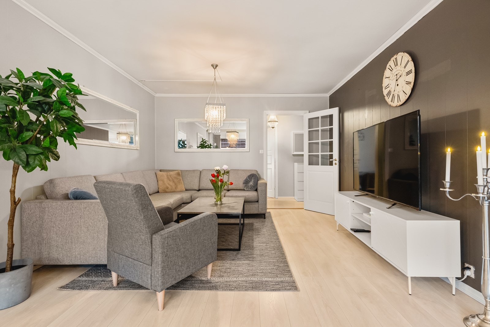 Her er det enkelt å innrede med både sofagruppe og TV-møbel Galleribilde