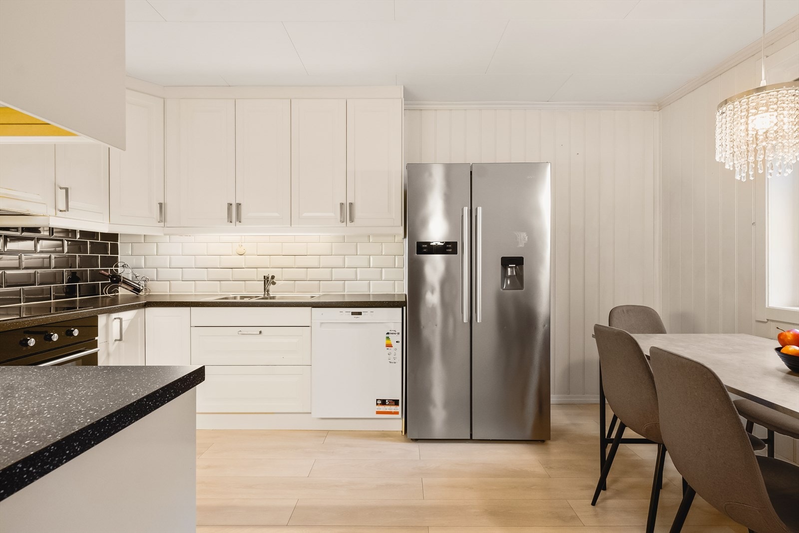 Kjøkkenet er både funksjonelt og stilrent Galleribilde