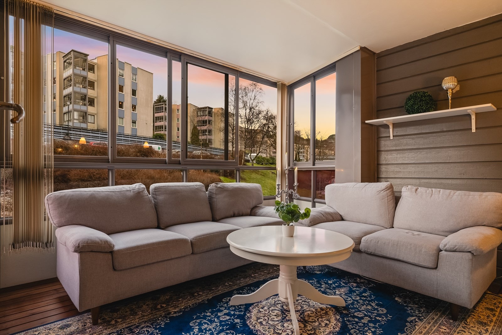 En lys og romslig leilighet beliggende i byggets 3. etasje. Med en gjennomtenkt planløsning, innglasset veranda, og flere oppgraderinger Galleribilde