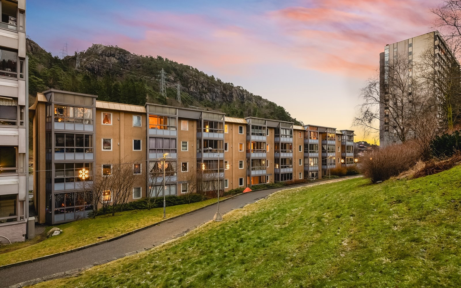 Tomten er foruten eiendommens bygningsmasse pent opparbeidet med interne veier, lekeplass, grøntareal og diverse beplantning Galleribilde