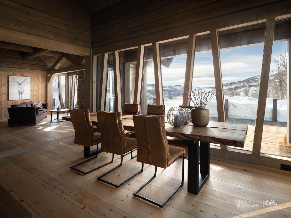 God plass til et stort spisebord hvor hele familien kan samles for de lange middagene med prat og latter hele kvelden. Galleribilde