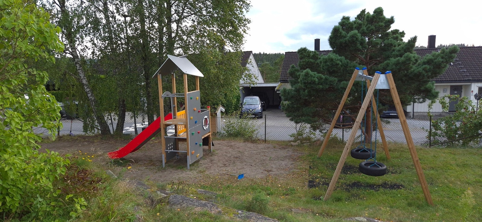 Nylig innkjøpt lekeplass på fellesområdet. Du skimter boligen til høyre. Galleribilde