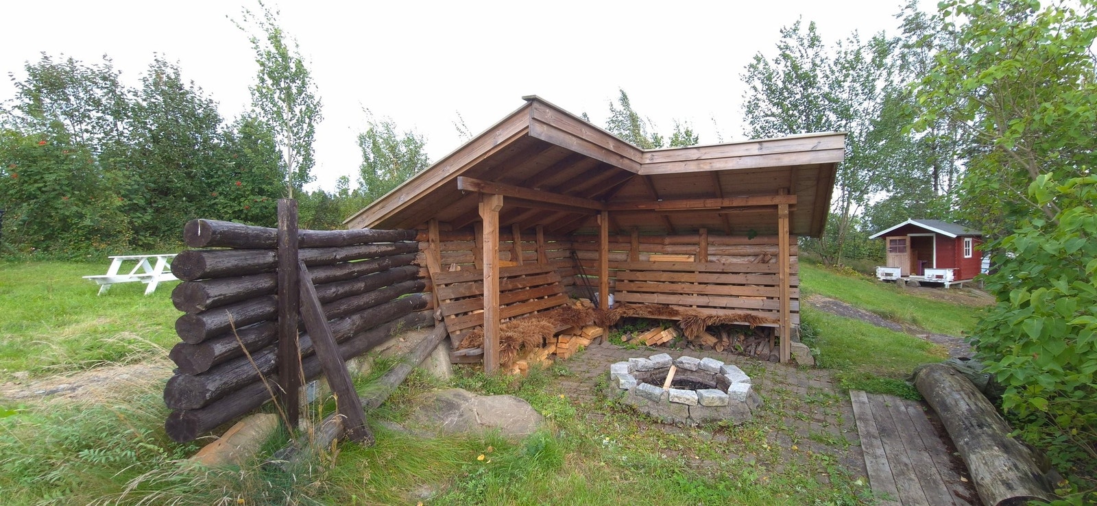 Sammen med boligen følger en eierandel i et fellesområde. Fellesområdet har et stort areal og er godt opparbeidet med flere seksjoner for voksne og barn. Galleribilde