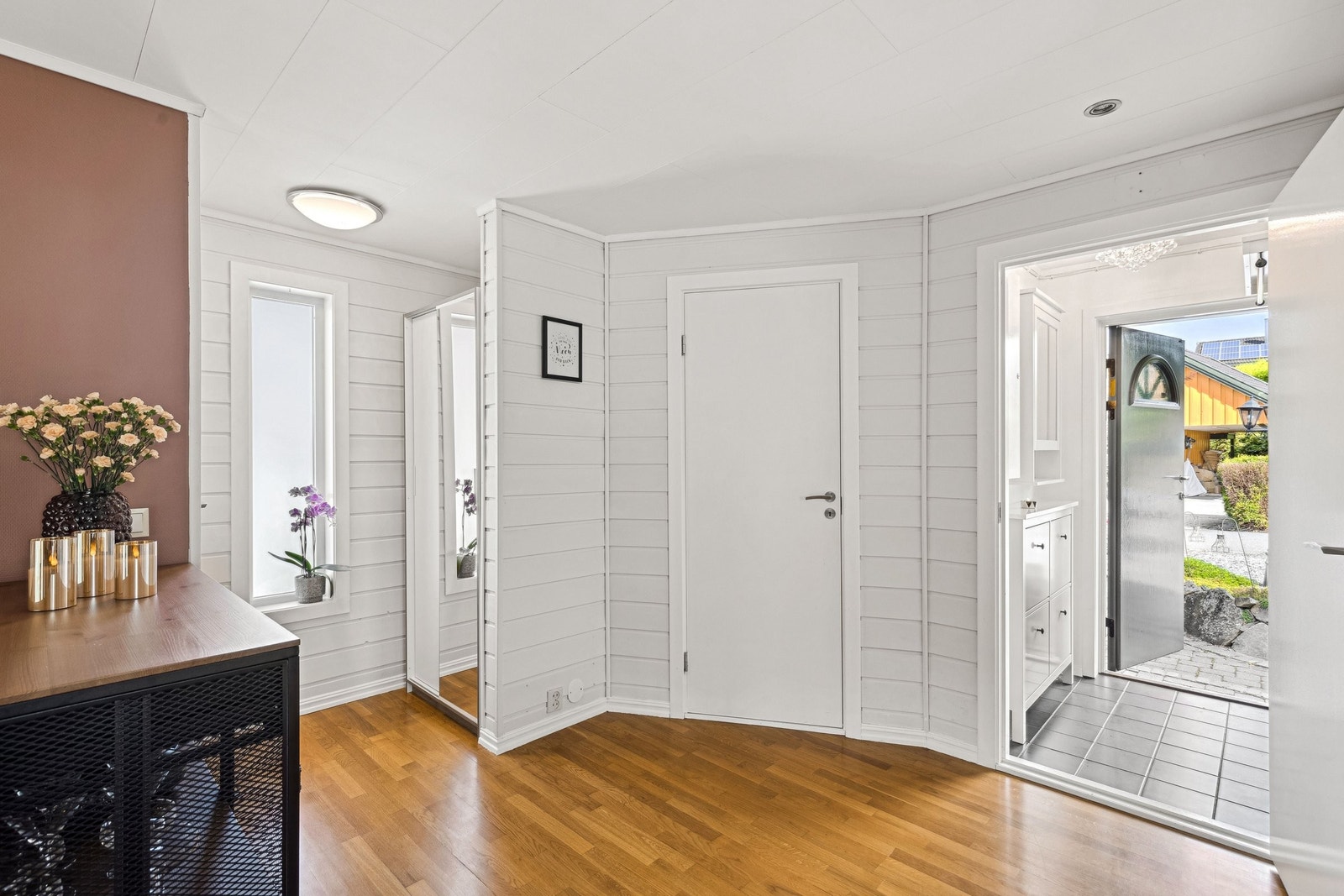 Fra entréen kommer du inn til øverste plan i huset. Galleribilde