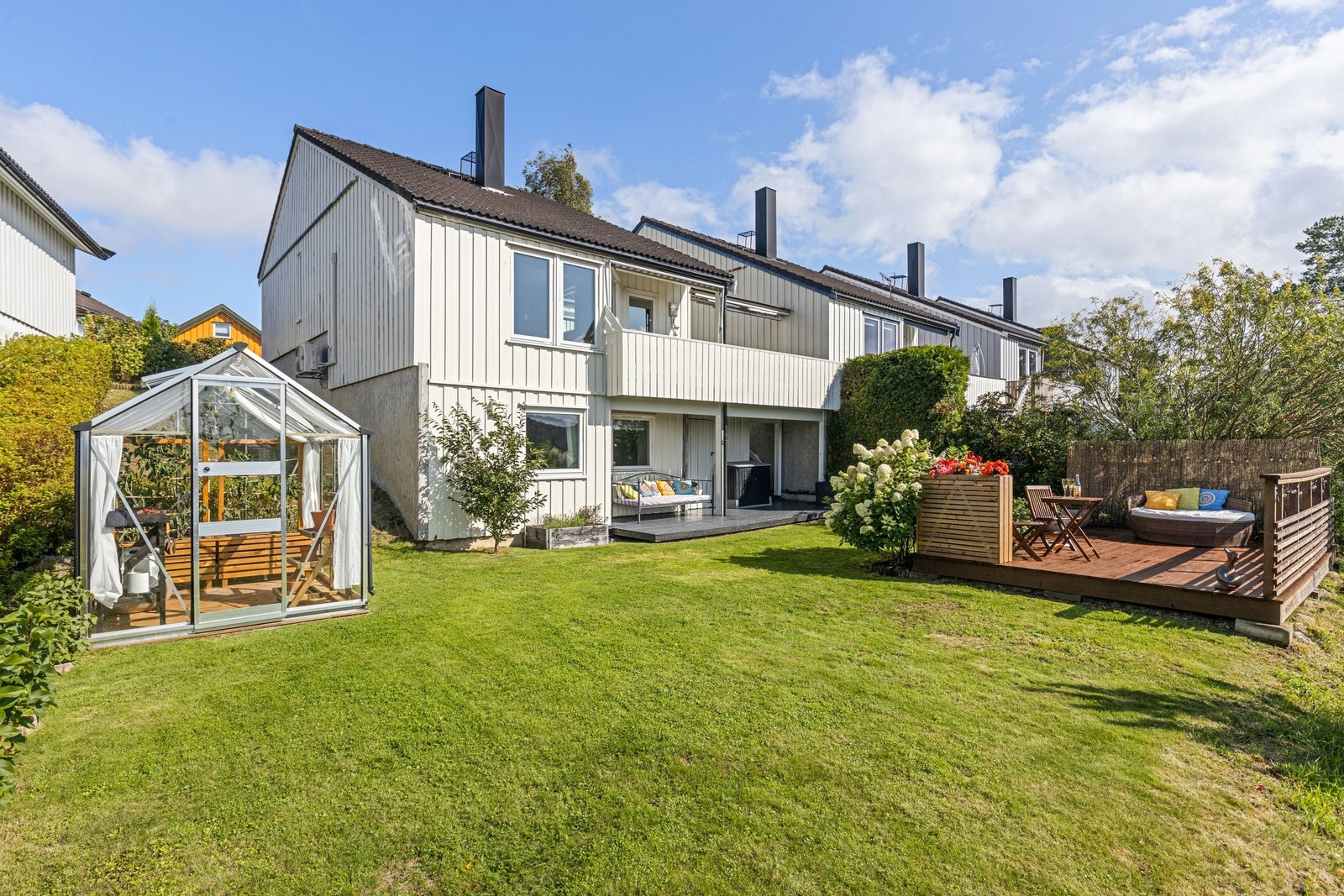 Enebolig med god beliggenhet, langstrakt utsikt og gode solforhold. Familievennlig planløsning og carport. Sørvestvendt med flere praktiske soner for utemøbler. Boligen går over to etasjer med fire halvplan. Galleribilde