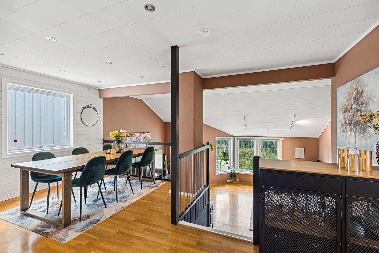 På øvre plan ligger spisestuen som har galleri ned til stuen. Galleribilde