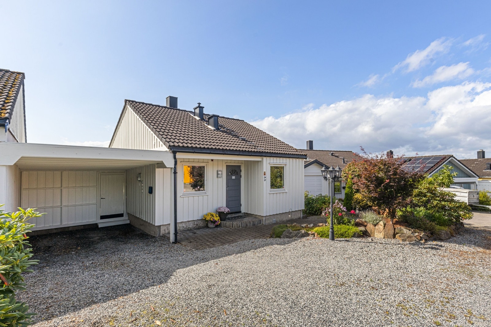 Carport og oppstillingsplass til flere biler, carporten har god plass til oppbevaring av ved til vinteren. Galleribilde