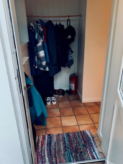 Entre med plass til å henge fra seg yttertøy. Galleribilde