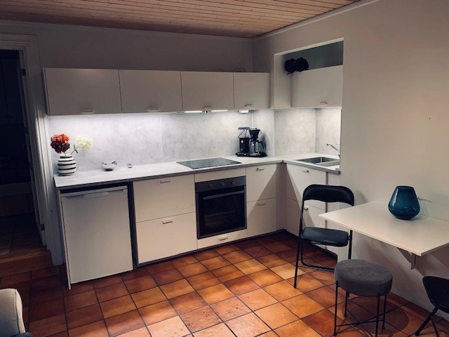 Kjøkken med alt av hvitevarer. Galleribilde