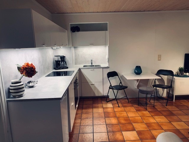 Plassbesparende løsninger på kjøkken med klappbord. Galleribilde