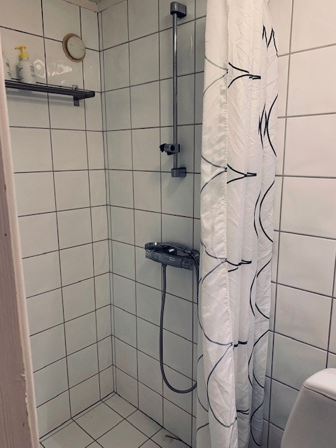 Pent flislagt bad Galleribilde