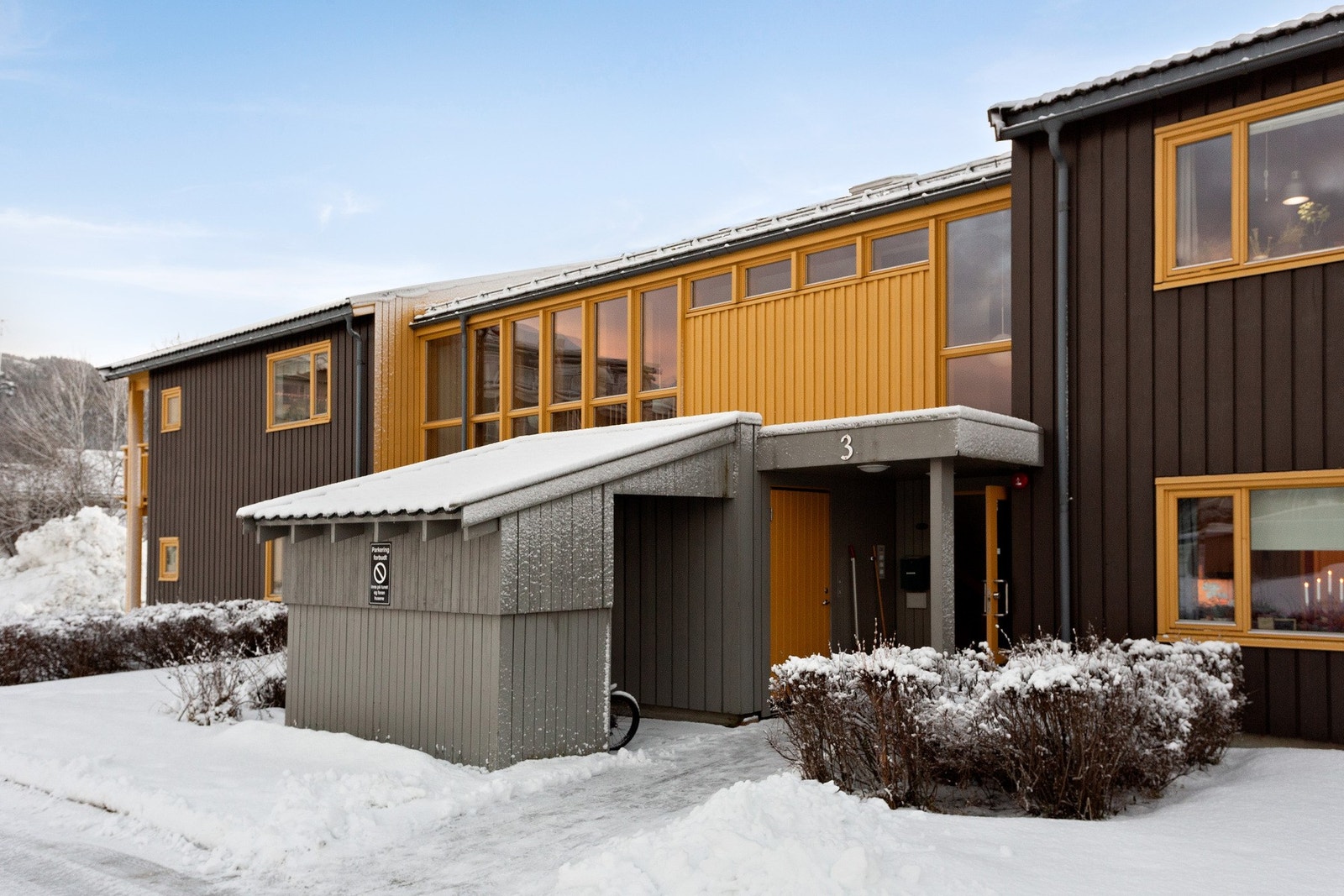 Ved inngangen er det plass for å sette ifra seg sykkel eller barnevogn. Like ved parkeringen finner du også en praktisk 4 kvm sportsbod Galleribilde