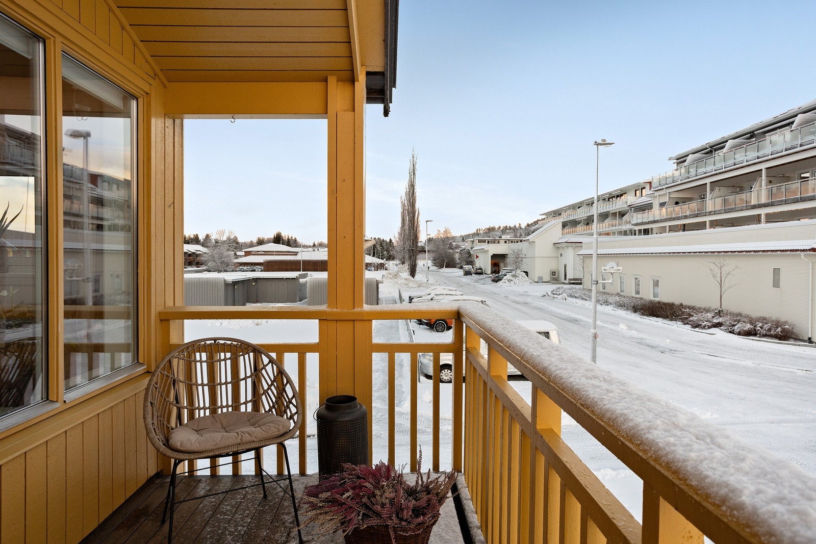 Balkongen er delvis takoverbygd og vender mot sør/øst som gir gode solforhold på morgenen Galleribilde
