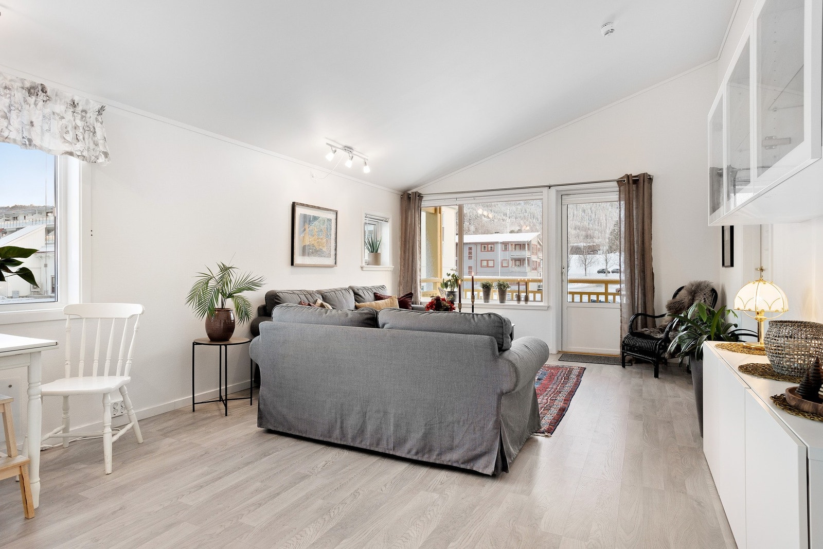 Lys og åpen stue med nyere laminatsgulv og slette vegger Galleribilde