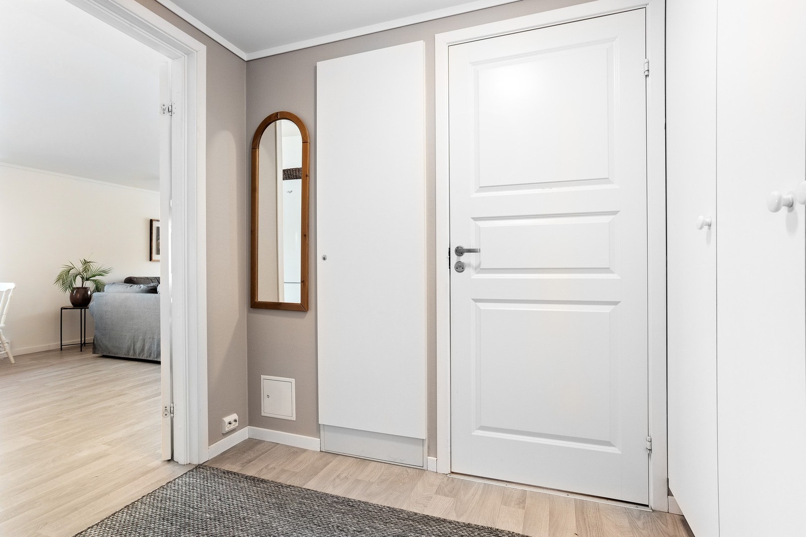 Entré med plass til garderobeskap Galleribilde