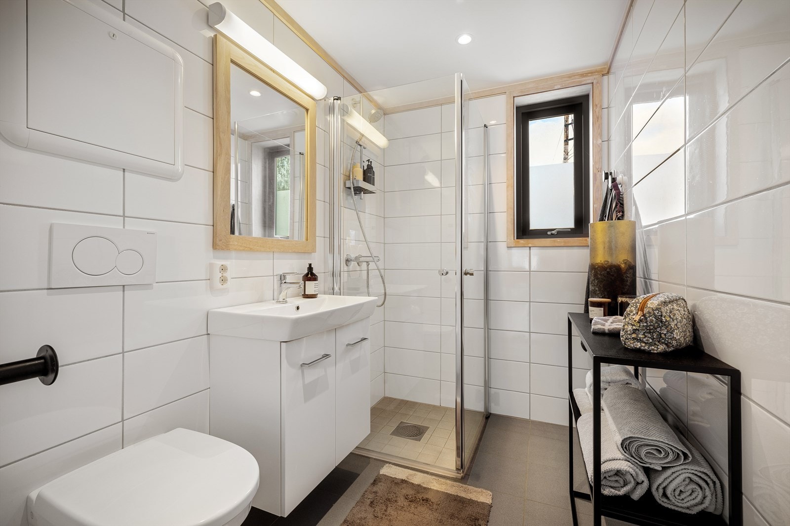 Bad nr. 2 i leiligheten har inngang fra spisestue, har flislagte overflater og speilvendt innredning i forhold til bad nr. 1 Galleribilde