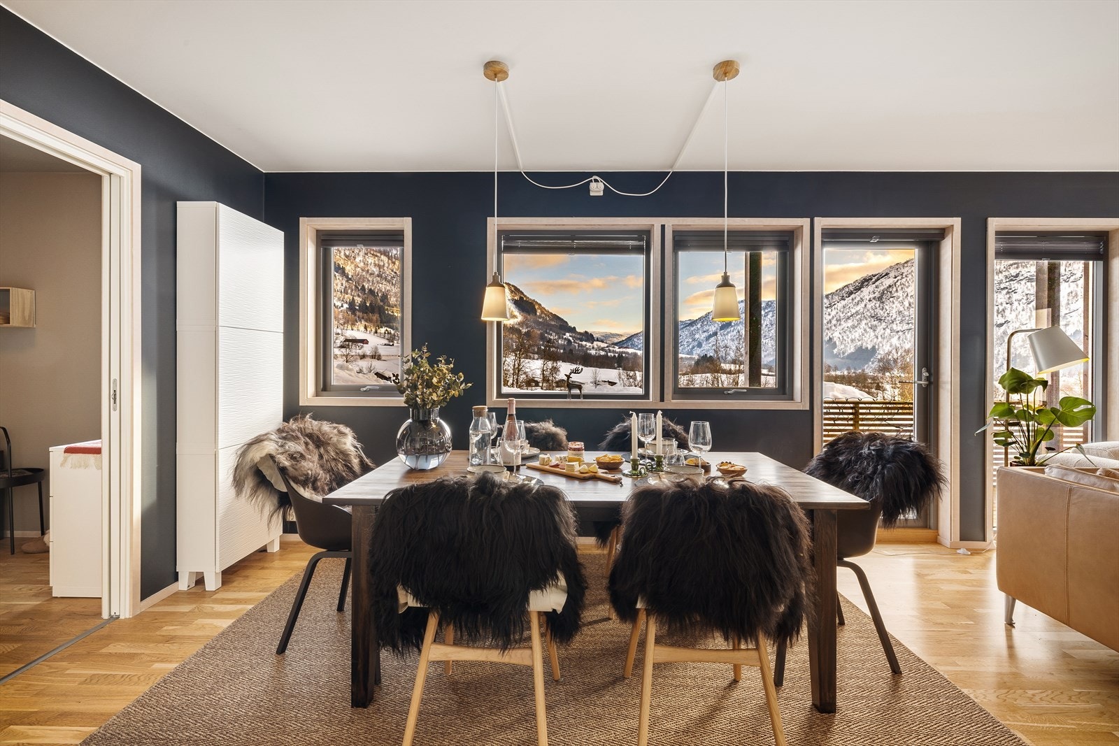 God plass til salong og spisestue Galleribilde