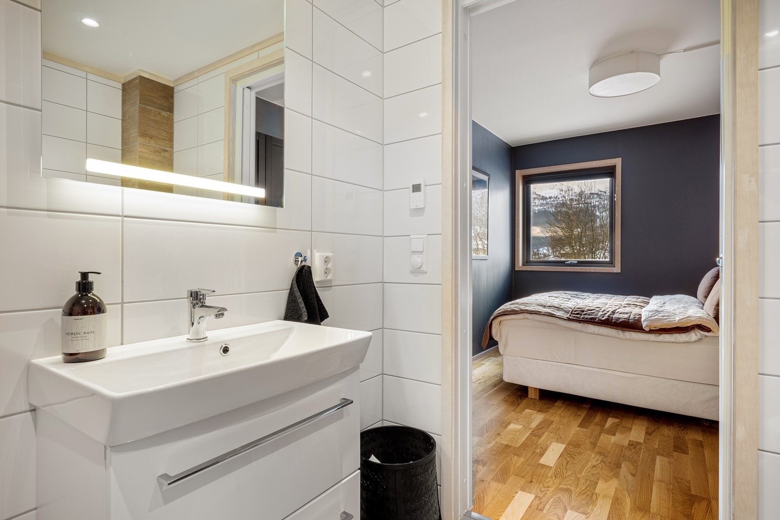 Lyst og trivelig bad med fliser på gulv og vegger Galleribilde