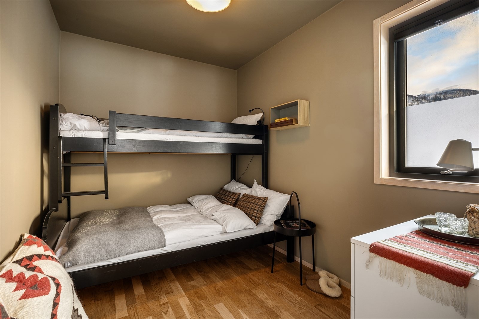 Soverommene kan enkelt innredes med familiekøyer og garderobeskap eller kommode Galleribilde