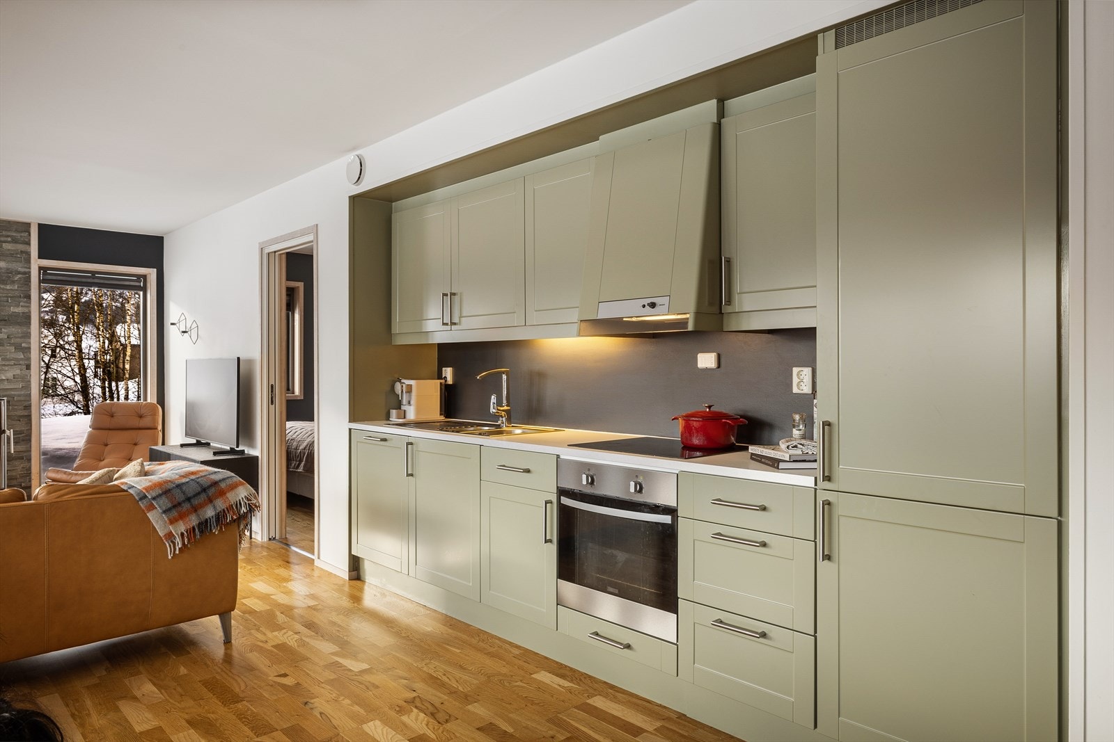 Kjøkkenet er pent og praktisk, og har integrerte hvitevarer Galleribilde