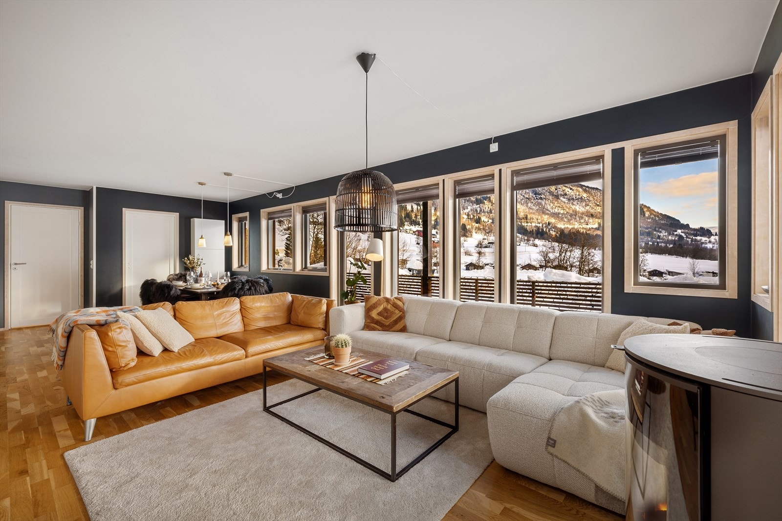 Veggene er av gips, og er malt i pene farger Galleribilde