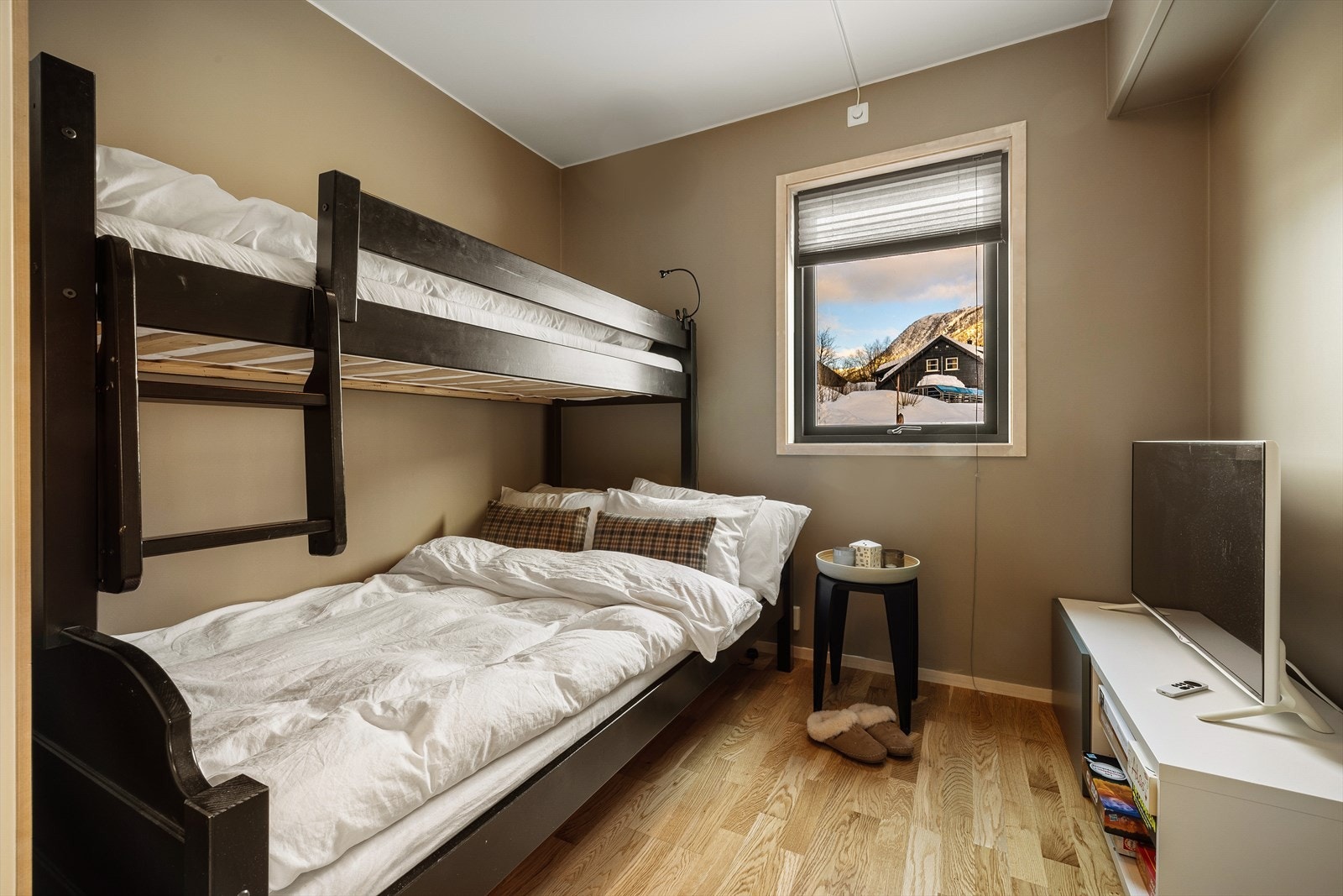 Alle soverom har parkett på gulv, og vegger av gips som er malt i pene farger Galleribilde