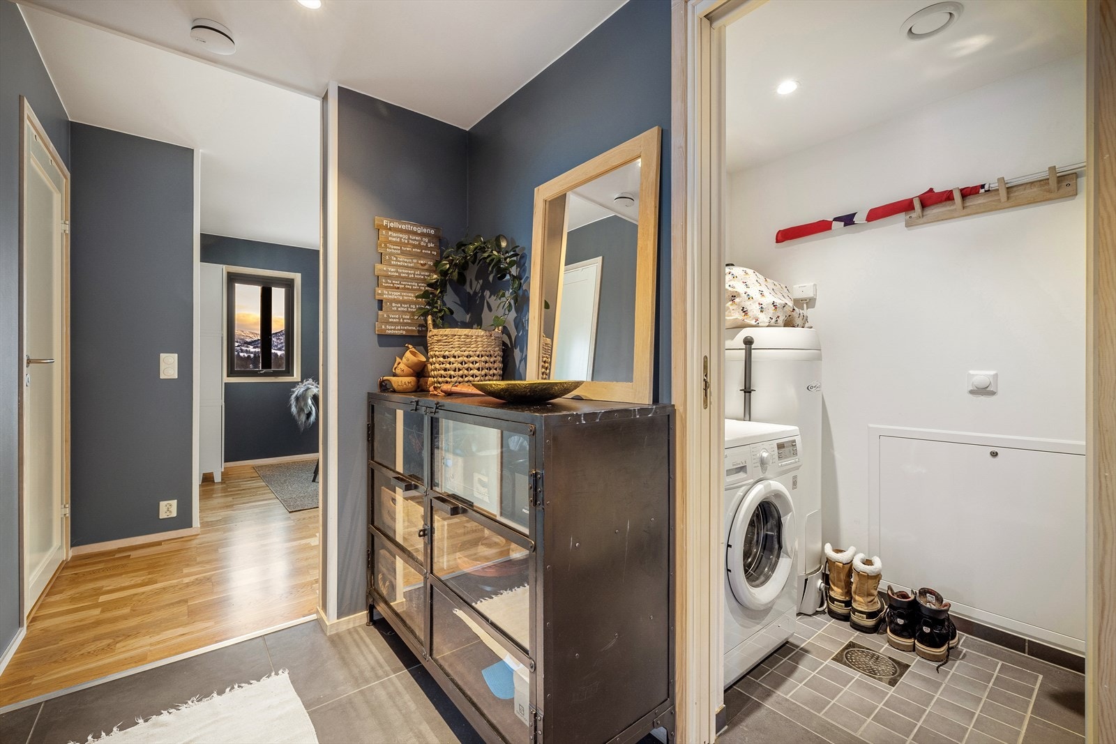 Her er også eget vaskerom med inngang fra entré Galleribilde