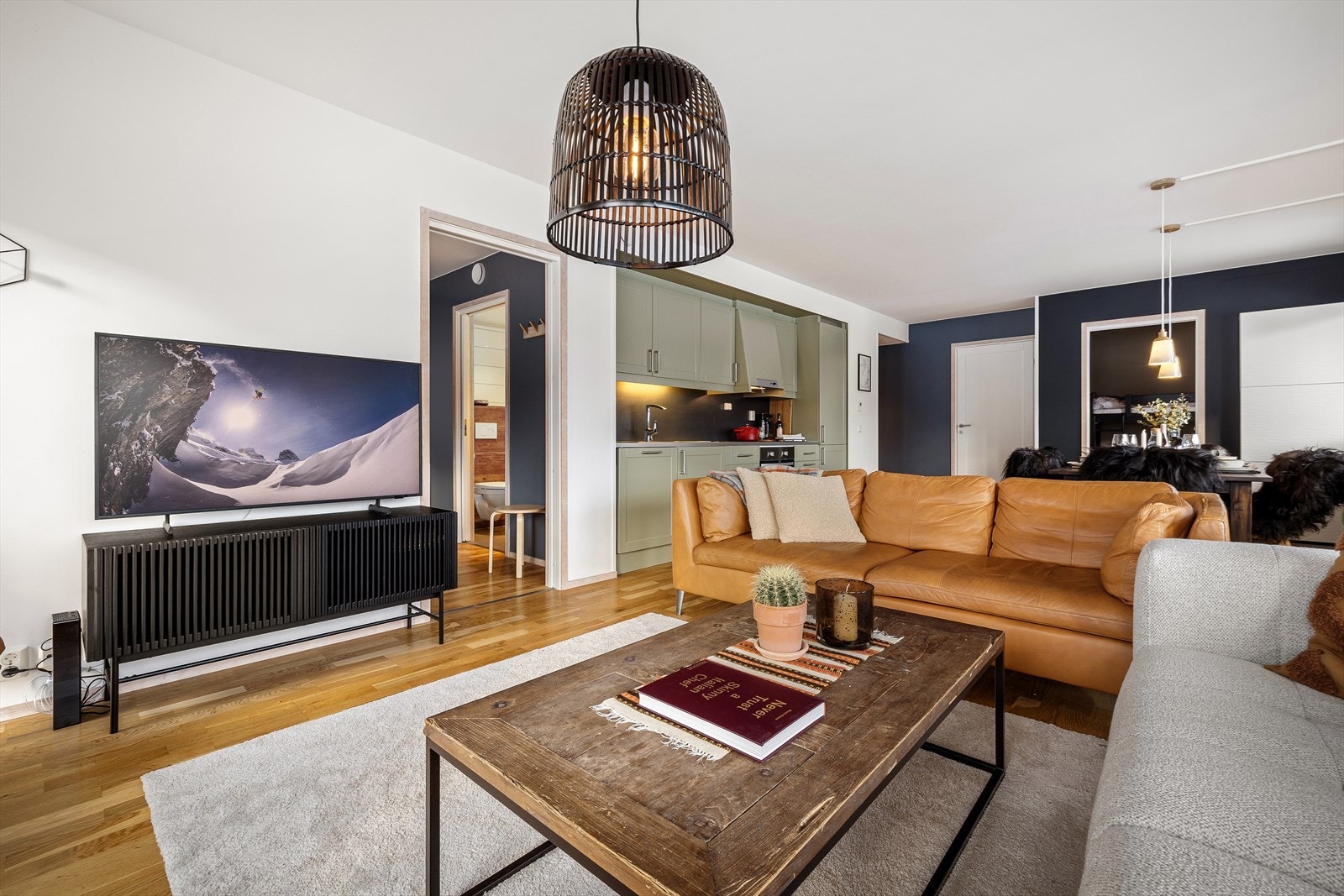 Leiligheten har tre soverom. Hovedsoverommet ligger innenfor stuen Galleribilde