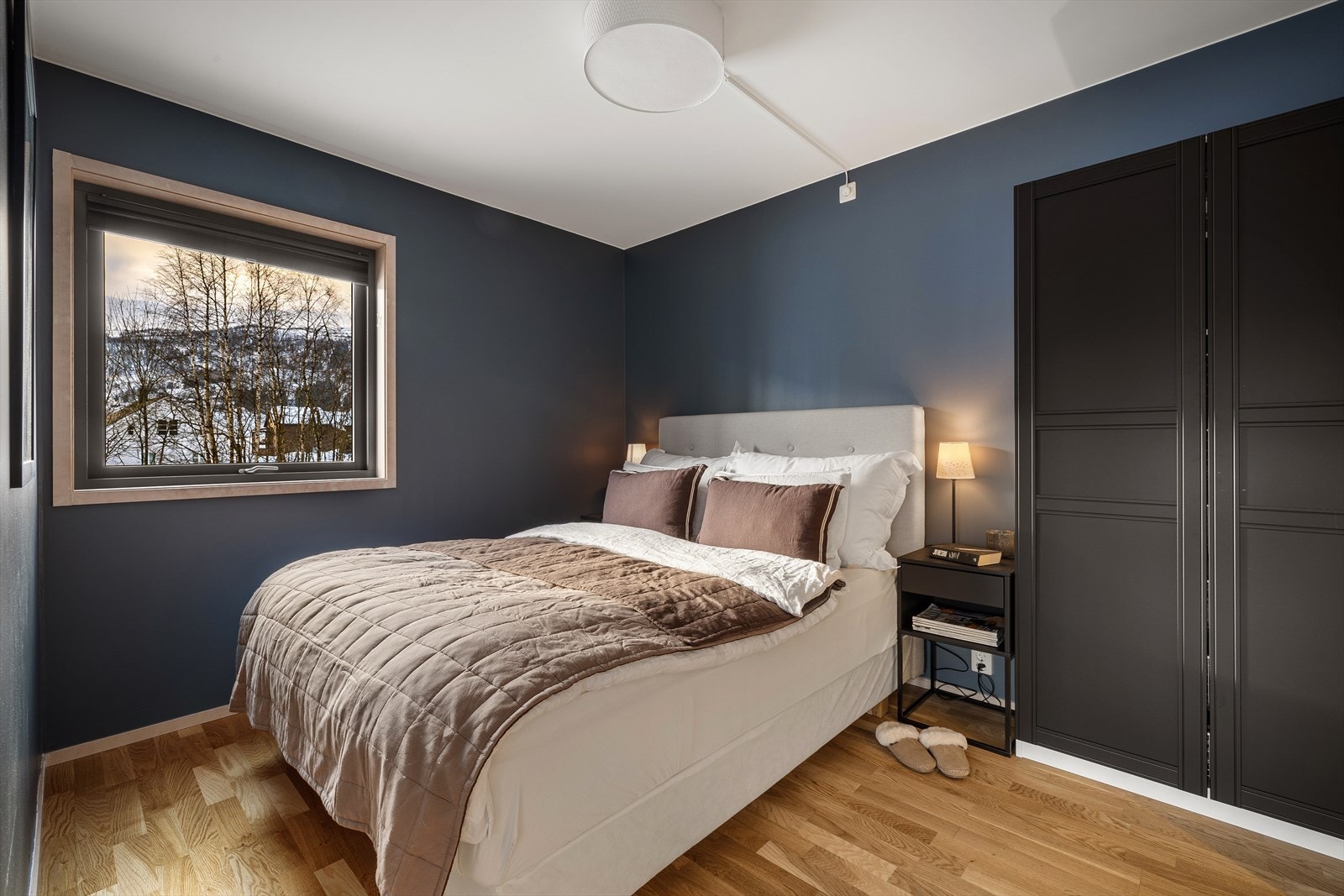 Soverommet er romslig med plass til dobbeltseng og garderobeskap Galleribilde