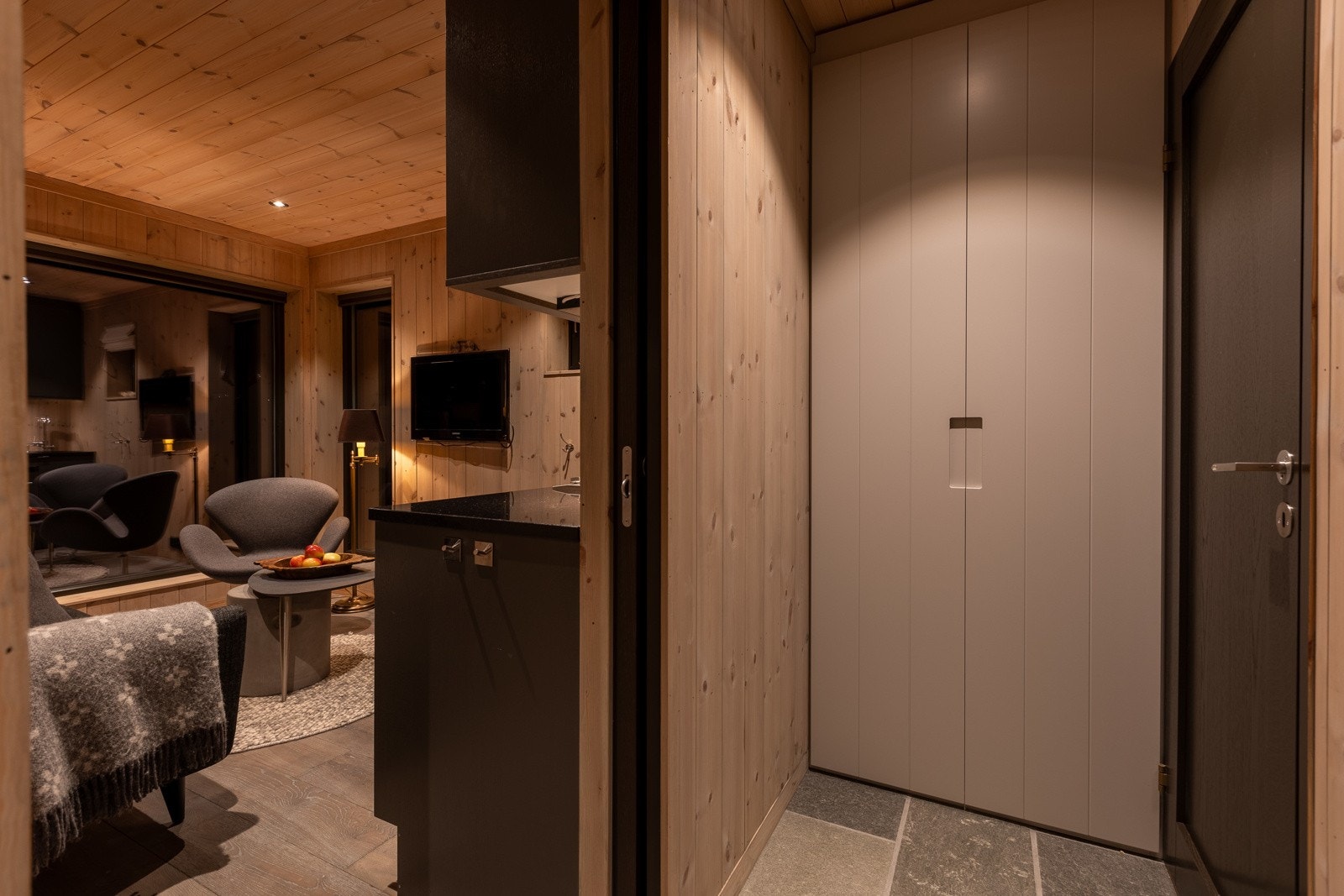 Liten gang i annekset med muligheter for å henge fra seg yttertøyet. Galleribilde