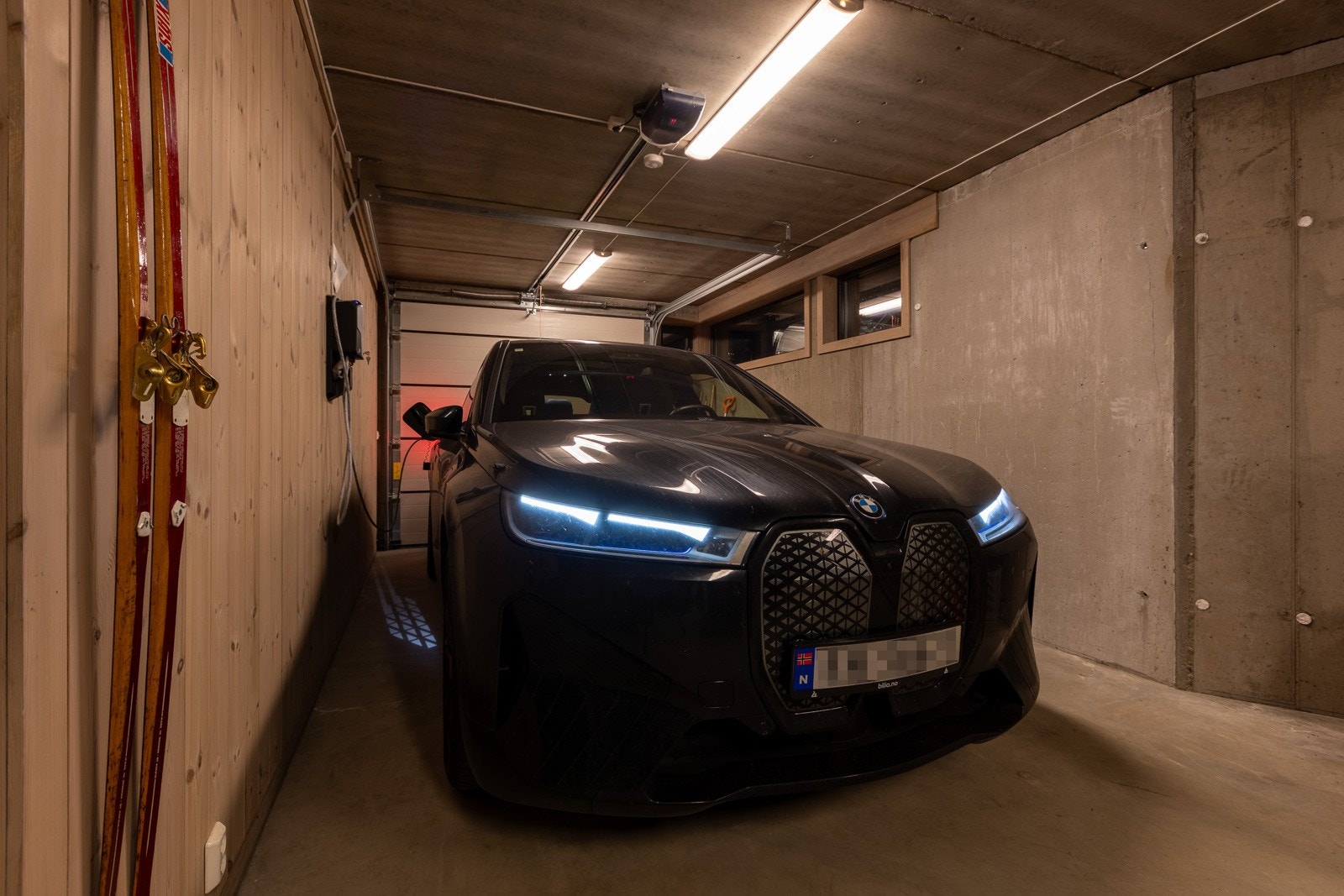 Oppvarmet garasje i underetasje på hytta. Varmekabler i betong på utsiden av garasjeporten. Ladeboks for elbil på vegg. I tillegg stor bodplass i garasjen. Galleribilde