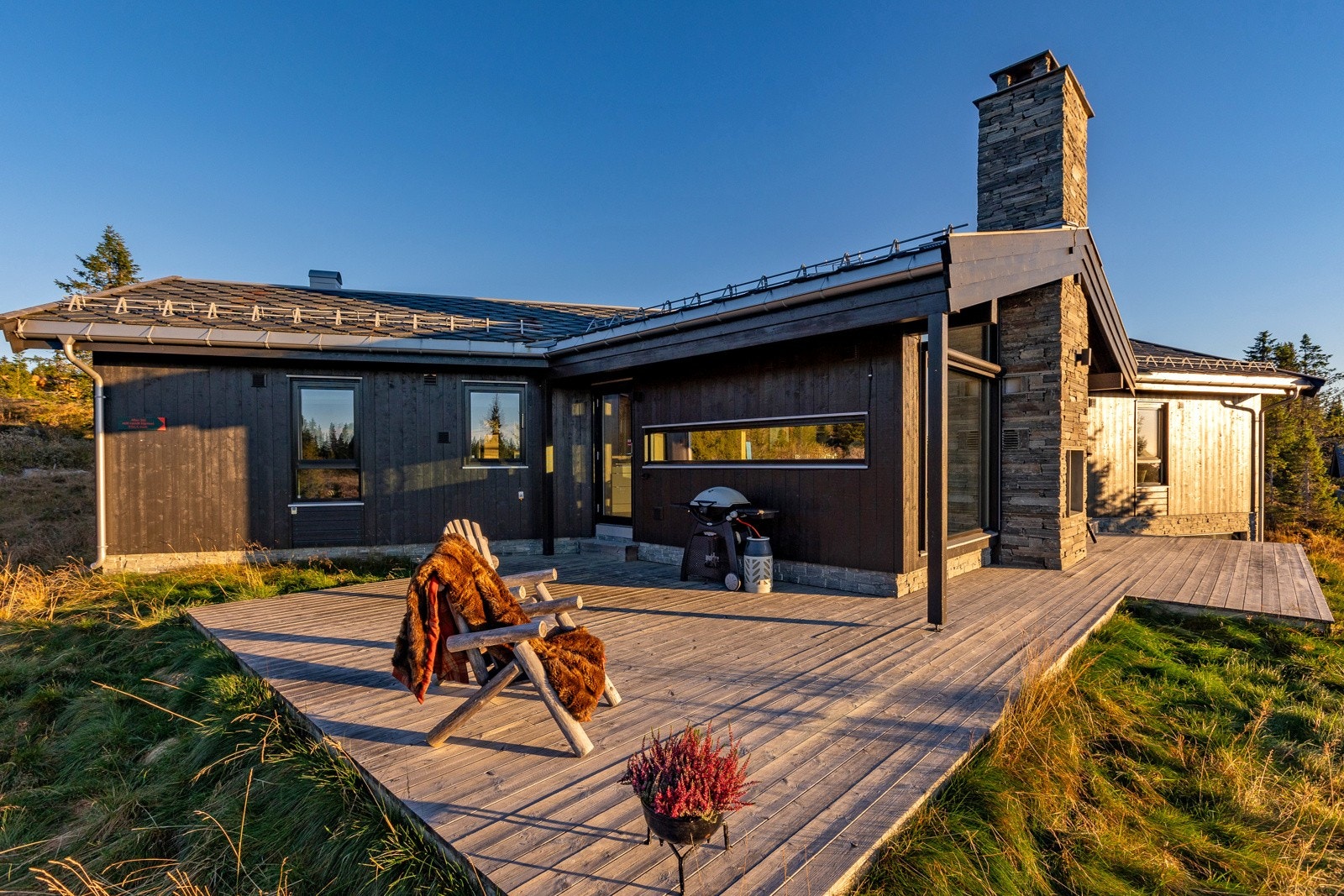 Terrassen inviterer til sol og hygge. Det er god plass til utemøbler og annet utstyr som hører til utendørs. Galleribilde