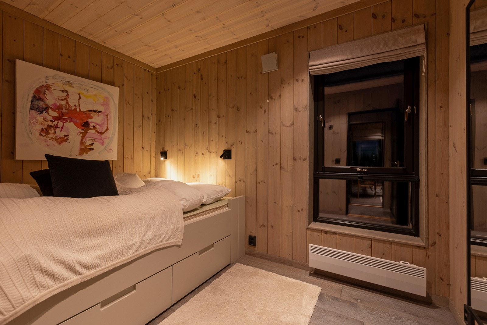 Det er tre soverom med dobbeltseng i hovedhytta i tillegg til hovedsoverommet. Galleribilde