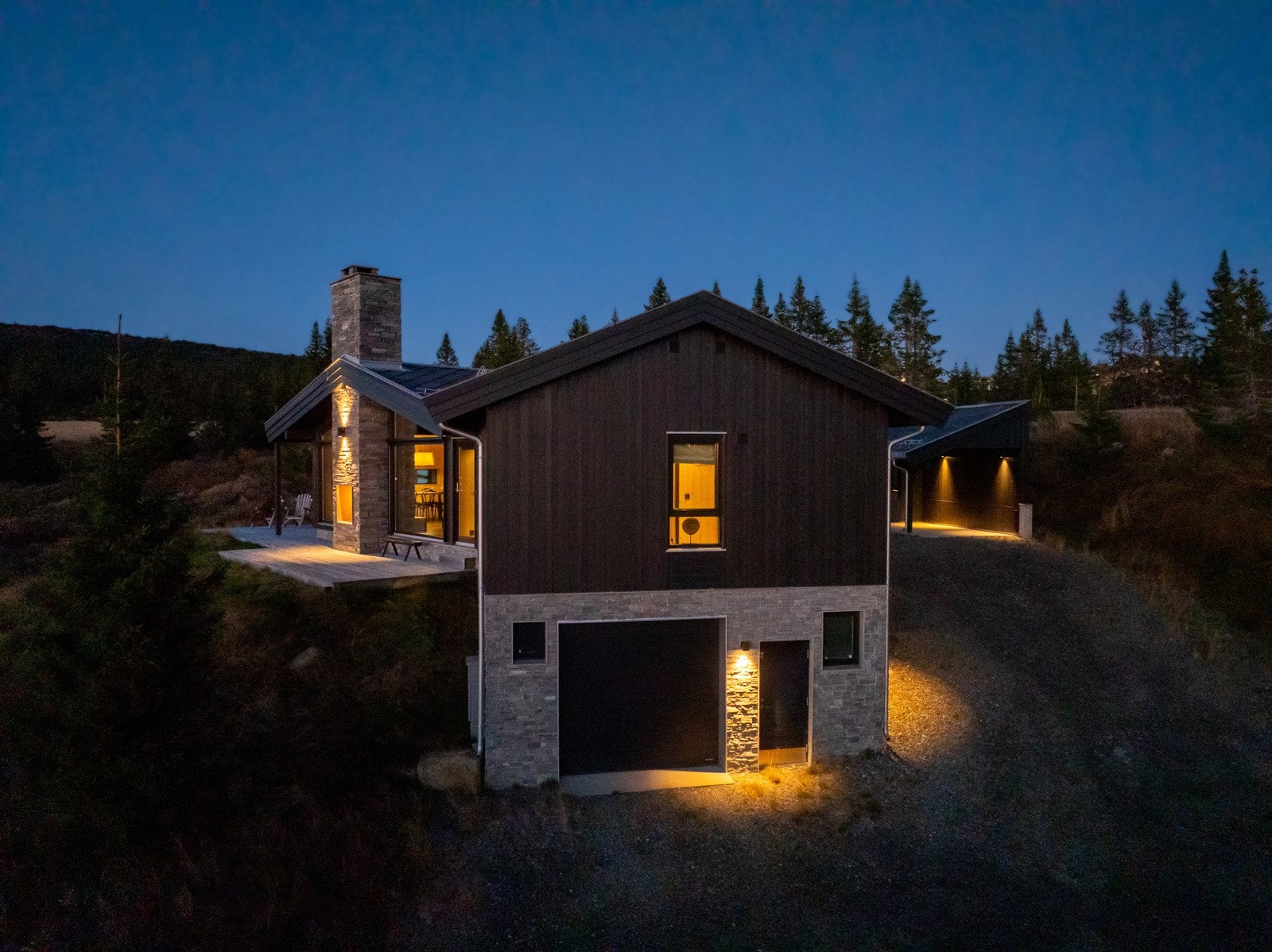 Inngang til garasjen som ligger i hyttas underetasje. Galleribilde