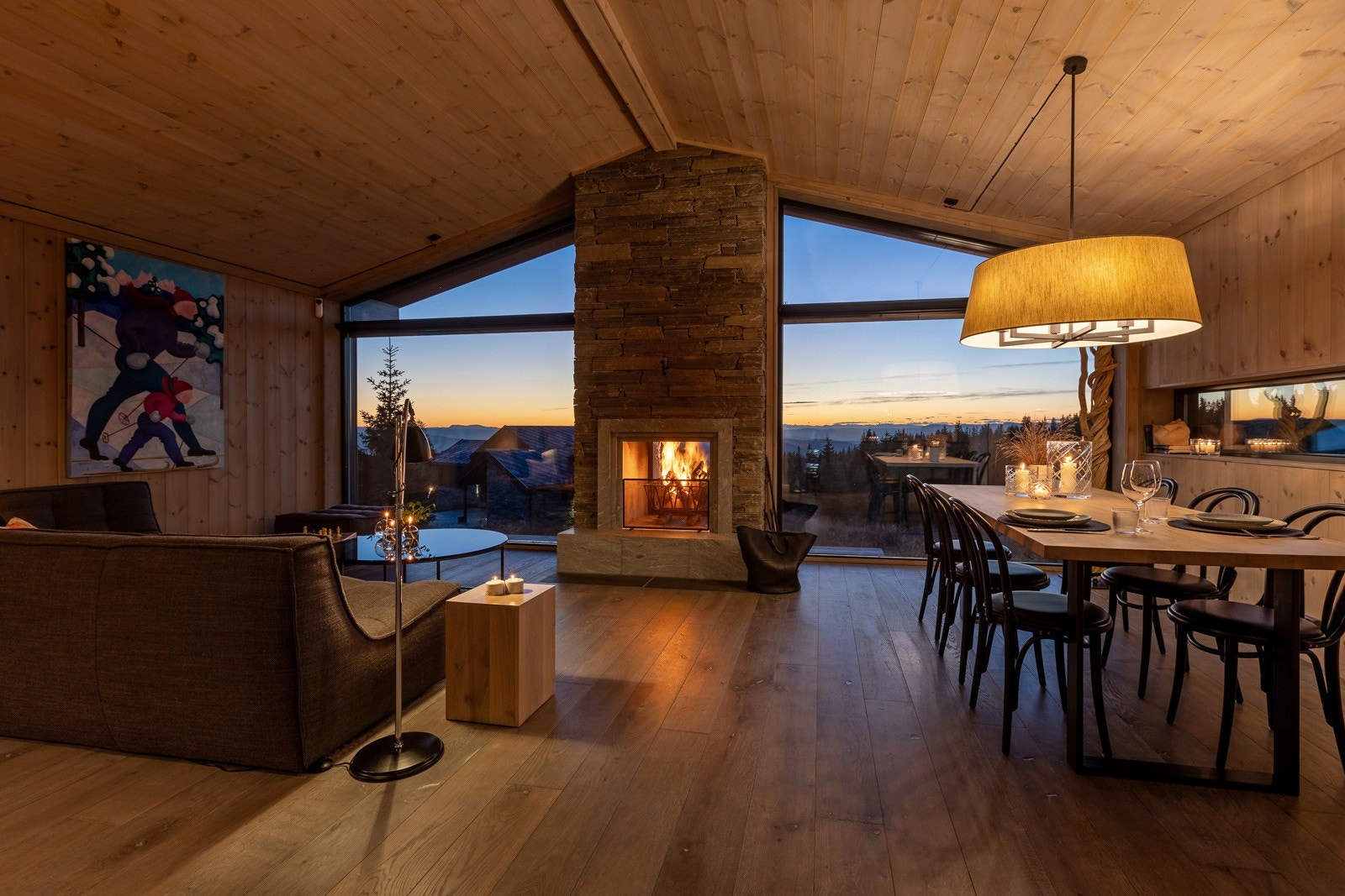 Hytta har en åpen og luftig planløsning samt generøs takhøyde. Galleribilde