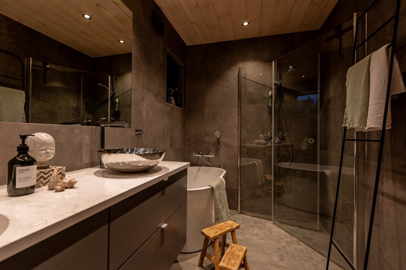 Hovedbad med inngang fra hovedsoverom. Romslig og delikat bad med flisbelagte gulv og vegger. Galleribilde